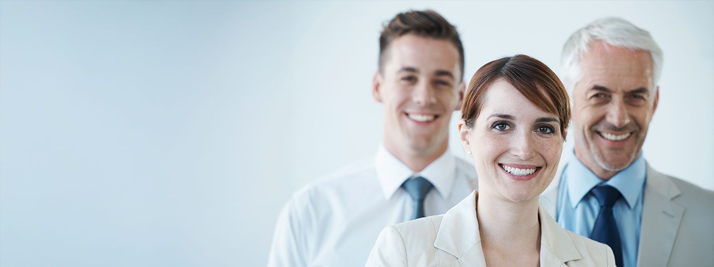 Lächelnde Frau und zwei Männer