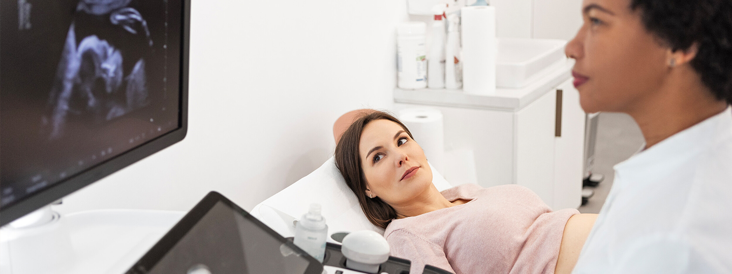 Schwangere bei einer Ultraschall-Untersuchung 