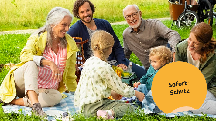 Zusatzversicherung Heilpraktiker & Naturheilkunde Vier-Generationen-Familie picknickt