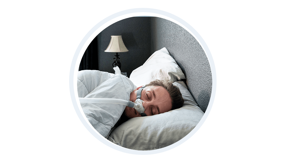 Bild: Frau mit Inhalationsgerät im Bett