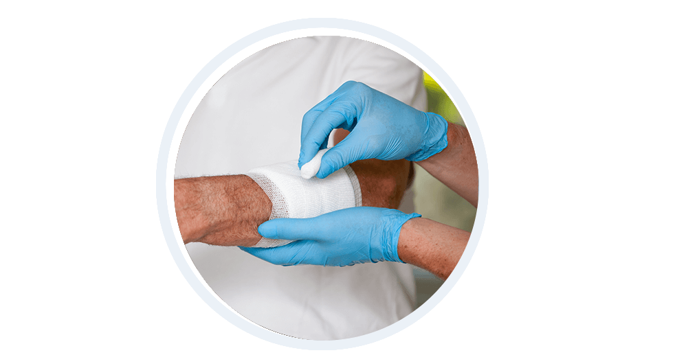 Bild: Verbandsmaterial, ein Arm wird verbunden
