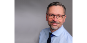 Dr. Gernot Langs