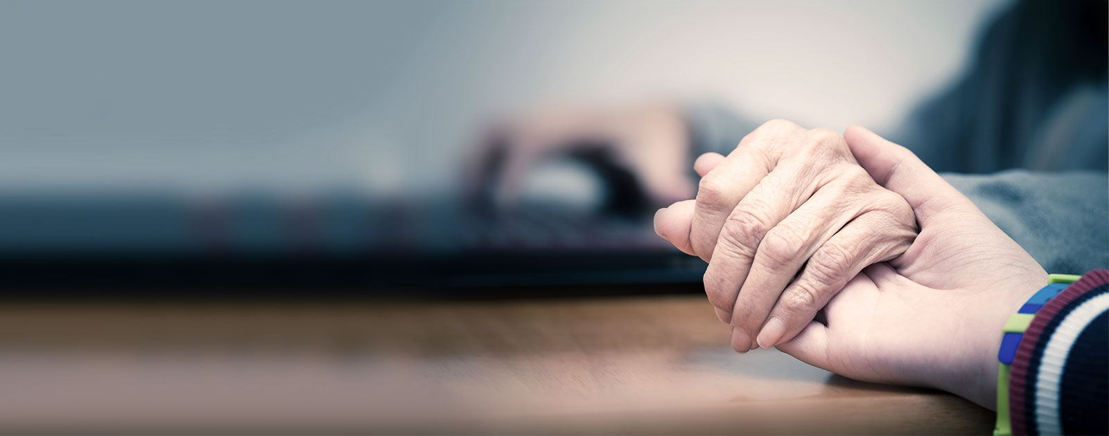 jüngere Hand hält ältere Hand 24-stunden-betreuung durch polnische pflegekräfte