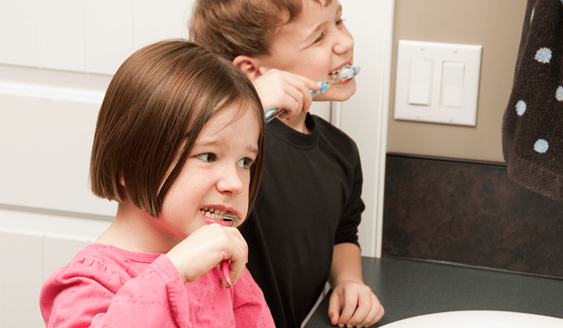 Mit der richtigen Zahnputztechnik Karies vorbeugen bei Kindern