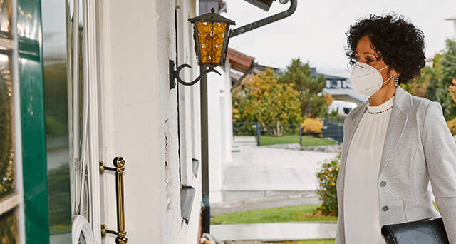 Silvia Lupfer berät Kunden vor Ort im vertrauten Umfeld.