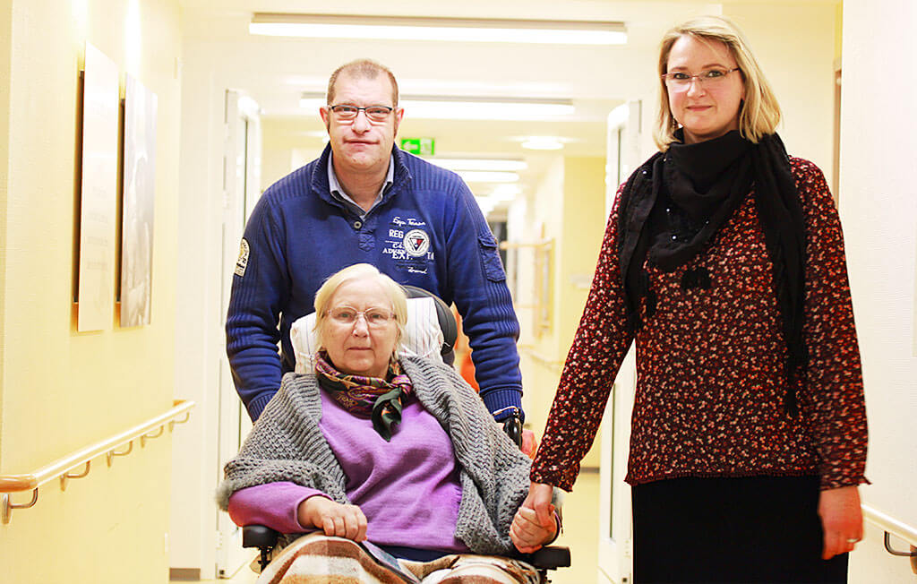 Melanie Klagges zusammen mit ihrem Mann und ihrer demenzkranken Mutter im Pflegeheim