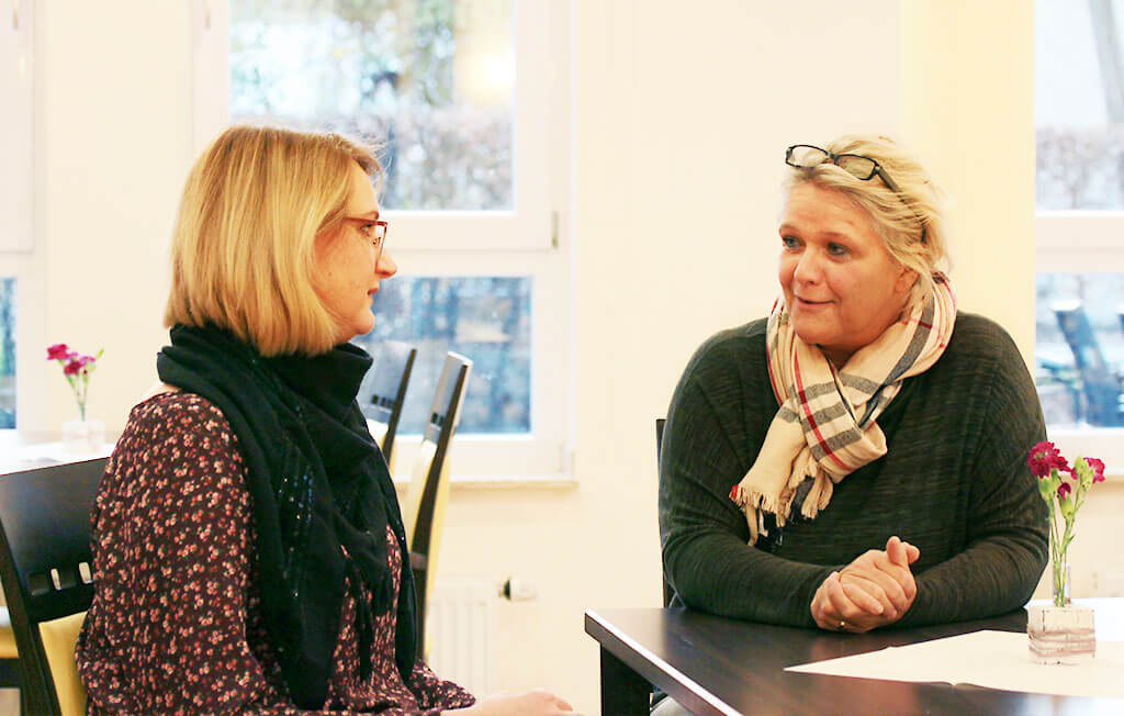 Melanie Klagges im Gespräch mit Marita Neumann, Leiterin des Demenz-Pflegeheimes