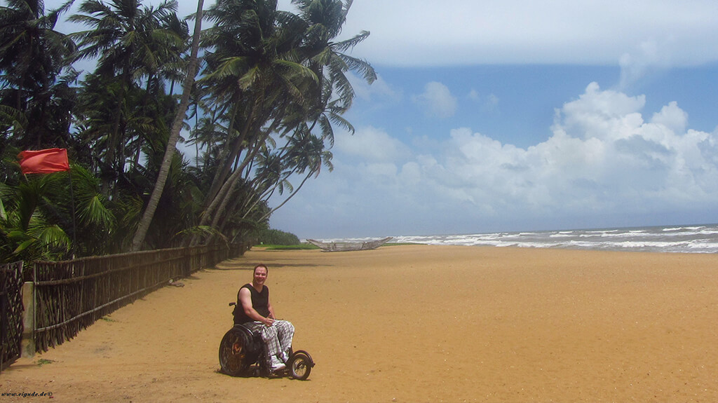 Reisen als Pflegebedürftiger am Strand in Sri Lanka 