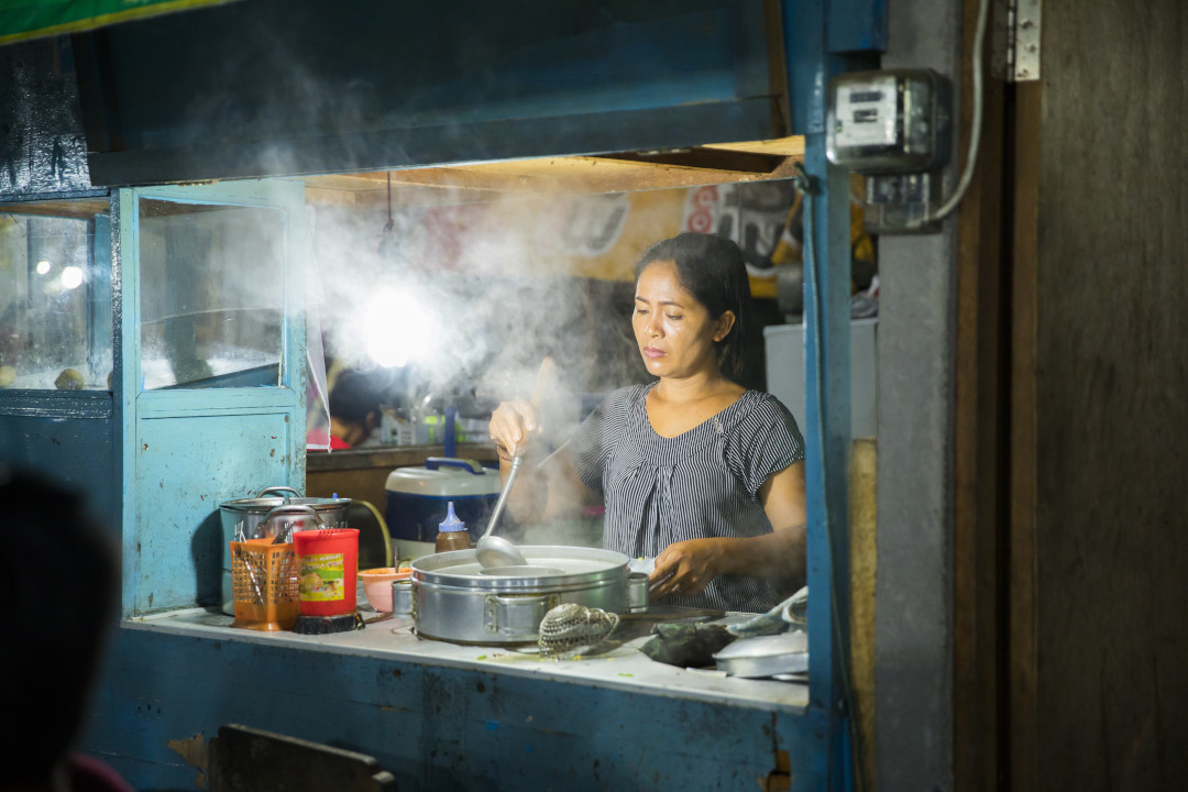 Indonesische Street-Food Köchin